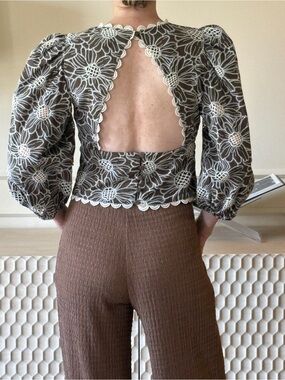 XS like new. Express khaki Daisy Lace Puff-Sleeve Top, cut-out back. Like Sezane